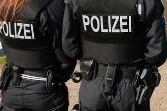 Unbekannte schlagen auf 18-Jährigen ein - Zeugen gesucht -