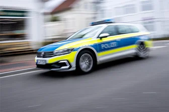 Unbekannte schlagen in Mylau Heckscheibe von Auto ein - Zweimal musste die Polizei jetzt in Reichenbach ausrücken.