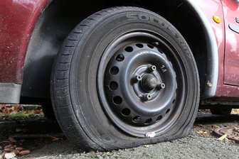 Unbekannte schlitzen Autoreifen in Lichtenstein auf - Die Polizei ermittelt zu einem Fall von Reifenstecherei in Lichtenstein.