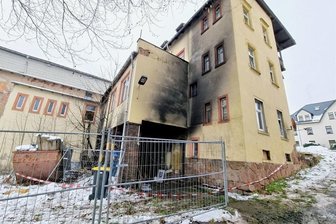 Unbekannte setzen Gasthof in Burgstädt in Brand - Die Feuerwehr Burgstädt hat einen Brand im Gasthof Erbgericht in Burgstädt gelöscht. Fotos: Harry Härtel