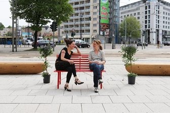 Unbekannte Spaßvögel stellen Bank vorm Museum auf - 