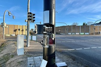 Unbekannte sprengen Blitzer im Vogtland - Totalschaden - Gesprengter Tempoblitzer in Rebesgrün: 50.000 Euro Sachschaden.