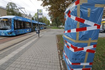 Unbekannte sprengen Fahrkartenautomaten - 