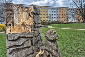 Unbekannte sprengen in Chemnitzer Stadtteilpark eine Holzskulptur - Die Polizei ermittelt nach einer Detonation in einem Park an der Fürstenstraße. Eine Holzskulptur ist zerstört.