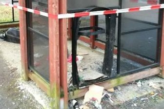 Unbekannte sprengen Unterstand in Holzhau - Vandalen haben den Unterstand des Bahn-Haltepunktes in Holzhau zerstört und damit unbrauchbar gemacht.