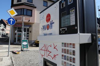 Unbekannte sprengen Zigarettenautomat in Meeraner Innenstadt - Ein Zigarettenautomat ähnlich diesem Exemplar in Lichtenstein wurde von Unbekannten attackiert.