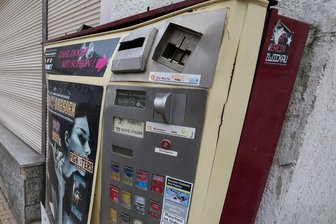 Unbekannte sprengen Zigarettenautomaten in Plauen - Teile fliegen meterweit umher - Ein Zigarettenautomat wurde jetzt im Plauener Norden zerstört.