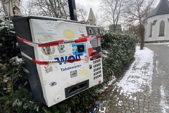 Unbekannte sprengen Zigarettenautomaten in Stollberg - Mit Pyrotechnik machten sich die Täter an dem Tabakautomaten zu schaffen.