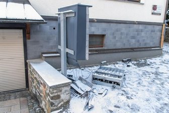 Unbekannte sprengen zwei Zigarettenautomaten -