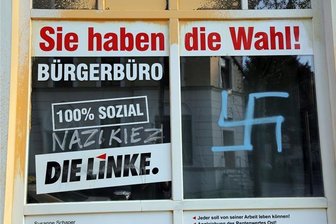 Unbekannte sprühen Hakenkreuze an Parteibüro auf dem Sonnenberg -