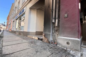 Unbekannte stecken Gelbe Säcke in Reichenbach in Brand - Die verrußte Wand am Hauseingang bei Expert Müller an der Bahnhofstraße.