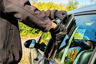 Unbekannte stehlen blauen BMW im Chrieschwitzer Hang in Plauen: Wer kann Hinweise geben? - Im Chrieschwitzer Hang ist in der Nacht zu Montag ein BMW verschwunden. Der oder die Diebe hebelten die Tür nicht auf, wie es das Symbolbild zeigt, sondern sie sollen eine Scheibe eingeschlagen haben.