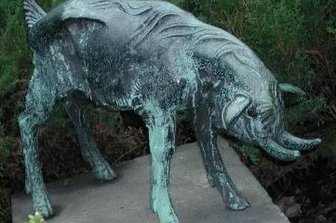 Unbekannte stehlen Bronzestatue - Dieser bronzene Ziegenbock wurde am 3./4. August an der Bernsdorfer Straße gestohlen.