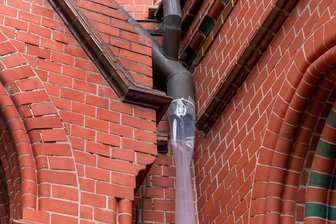 Unbekannte stehlen Fallrohre von Chemnitzer Kirche - Die Fallrohre an der Markuskirche wurden notdürftig durch Plastikfolie ersetzt.
