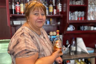 Unbekannte stehlen Fleisch, Käse und Whisky aus Plauener Restaurant: „Das macht mich sprachlos“ - Margarete Karavasilis hält eine halbvolle Flasche Whisky, die die Diebe zurückließen. Vier leere Kästen Mineralwasser nahmen die Einbrecher indes mit.