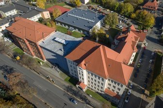 Unbekannte stehlen Moped an Berufsschule in Plauen - Berufsschulzentrum „Anne Frank“ aus der Luft: Unbekannte haben dort am Mittwoch ein Moped gestohlen.