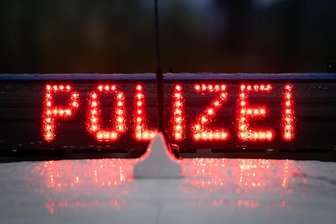 Unbekannte stehlen SUV aus Grundstückseinfahrt in Kändler - Die Polizei bittet um Zeugenhinweise nach einem Autodiebstahl.