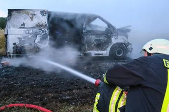 Unbekannte stehlen Transporter und zünden ihn an - 