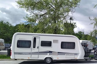 Unbekannte stehlen Wohnwagen von vogtländischem Musiker: „Das war mein Baby“ - Der gestohlene Wohnanhänger von Tino Koch. Der Schlagzeuger der Rockband „Nobody“ befürchtet, dass er das Fahrzeug nicht mehr wiedersehen wird.