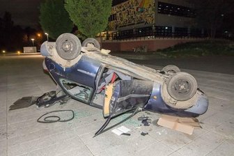 Unbekannte stellen Auto auf das Dach -