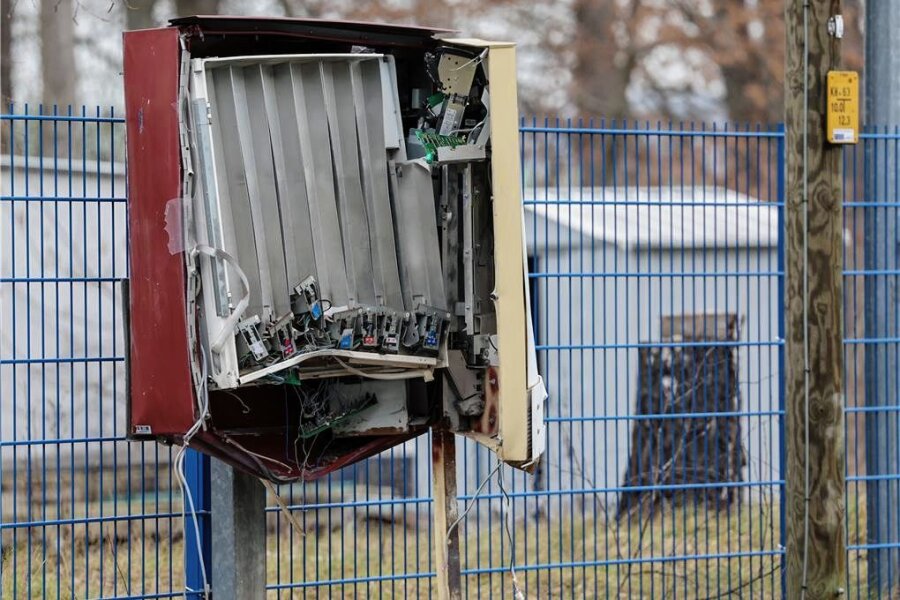 Unbekannte Täter sprengen Zigarettenautomaten an der Dresdner Straße in Glauchau - 5000 Euro Sachschaden entstand durch die Sprengung eines Zigarettenautomaten in Glauchau