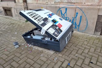 Unbekannte Täter sprengen Zigarettenautomaten in Roßwein - Die Täter entwendeten eine Geldkassette und hinterließen eine beschädigte Kassette sowie mehrere Tabakwaren am Tatort.