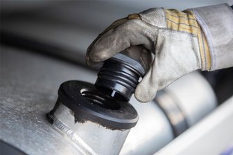 Unbekannte Täter zapfen Diesel und hinterlassen Graffiti in Rochlitz - In Rochlitz ist der Tankdeckel eines Lastwagen gewaltsam geöffnet worden, der Diesel wurd abgezapft.