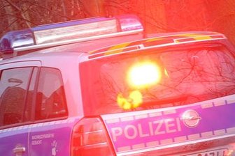 Unbekannte überfallen 19-Jährigen und verletzen ihn -