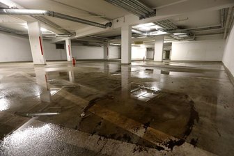 Unbekannte überfluten Tiefgarage und entleeren Feuerlöscher -