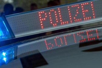 Unbekannte verletzen 32-jährigen Mann - Polizei sucht Zeugen - 