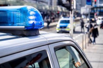 Unbekannte versuchen, mit Gullideckel in Juweliergeschäft einzubrechen -