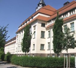 Unbekannte verteilen Flyer mit FDJ-Logo auf Schulgelände - 