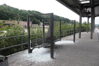 Unbekannte verwüsten Bahnhof in Crimmitschau - Offenbar mit Betonpflastersteinen und Schottersteinen haben Unbekannte Scheiben an der Haltestelle zerstört.