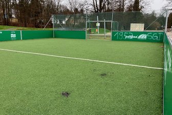 Unbekannte verwüsten Sportstätte in Rodewisch: Polizei sucht Zeugen - Im Kunstrasen des öffentlichen Bolzplatzes klaffen jetzt Löcher. Der Platz ist Bestandteil der Rodewischer Freizeitinsel.