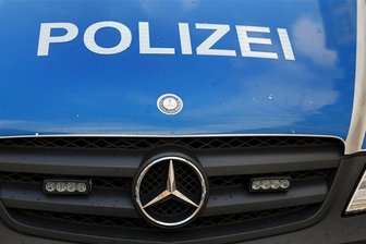 Unbekannte werfen Bierflasche auf Straßenbahn - 
