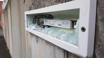 Unbekannte werfen Lampen an Berufsschule ein - Nicht nur diese eine Lampe haben Unbekannte an der Berufsschule in Oelsnitz zerstört.
