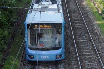 Unbekannte wollen einer Blinden das Handy wegreißen - Zeugen gesucht -