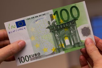 Unbekannte zahlen in Zwickauer Supermarkt mit Falschgeld - Ein sichergestellter gefälschter 100-Euro-Schein.