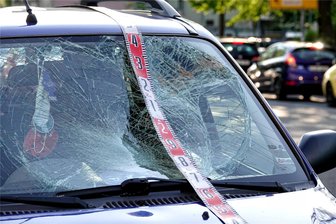 Unbekannte zerkratzen Autoscheibe in Plauen - In Plauen haben unbekannte Täter unter anderem die Frontscheibe eines Fahrzeugs der Marke VW zerstört.