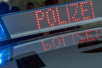 Unbekannte zerlegen Neuwagen in Einzelteile - 