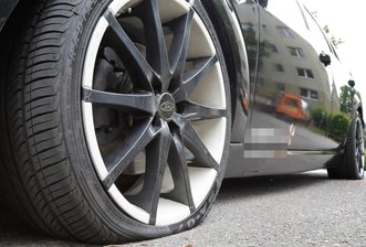Unbekannte zerstechen Autoreifen -