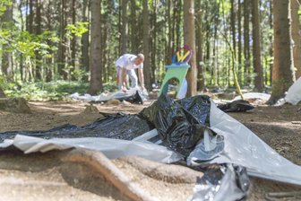 Unbekannte zerstören Folienlabyrinth - Sven Müller aus Annaberg ist im ehemaligen Zauberwald-Labyrinth unterwegs. Er hat das Labyrinth mit dem Künstler Glenn West aufgebaut. Am Samstag stellten die Initiatoren fest, dass es zerstört wurde.