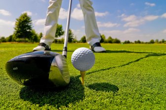 Unbekannte zerstören Golfplatz im Vogtland: Polizei sucht Zeugen - Mit ihrer Zerstörungswut hatten es Unbekannte auf einen Golfplatz abgesehen.