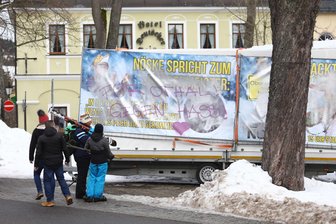 Unbekannte zerstören Plakate -