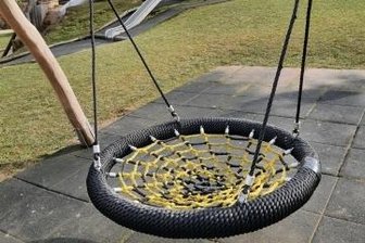 Unbekannte zerstören Schaukel - Die Halteseile der Korbnestschaukel wurden angeschnitten.