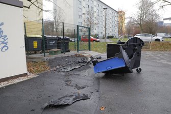 Unbekannte zünden Abfallcontainer an -
