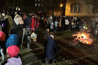 Unbekannte zünden auf Plauener Johanniskirchplatz vorzeitig das Martinsfeuer an - Der Abschluss des Martinsfestes auf dem Plauener Johanniskirchplatz. Auch auf das Martinsfeuer brauchte nicht verzichtet zu werden.