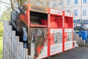 Unbekannte zünden Container an -