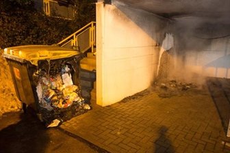 Unbekannte zünden Container an -