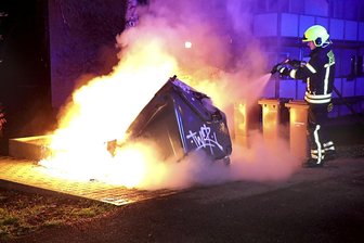 Unbekannte zünden Container an - 